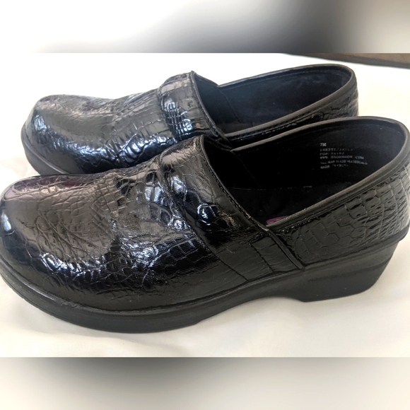Air Flex Textured Clogs - Picture 2 of 5